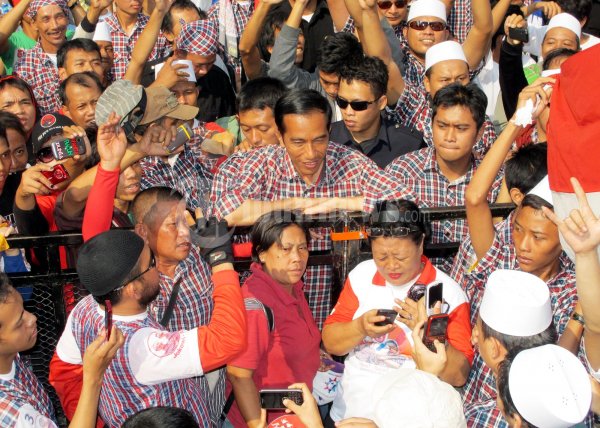 Joko Widodo Diantara Penonton Usai Kampanye