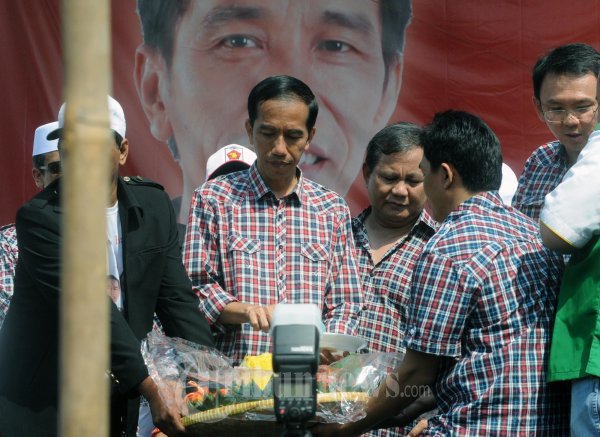Jokowi Potong Nasi Tumpeng Disaksikan Prabowo dan Ahok