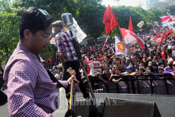 Ribuan Massa Pendung Jokowi Ahok