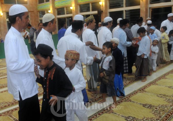 Jokowi Ikut Mengantri Berjabat Tangan Dengan Habib Lutfi