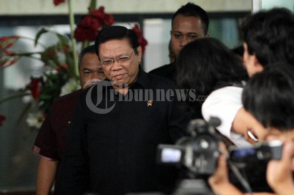 Agung Laksono Usai Diperiksa KPK