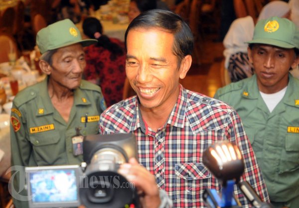 Jokowi Dikawal Dua Linmas Berbadan Kurus