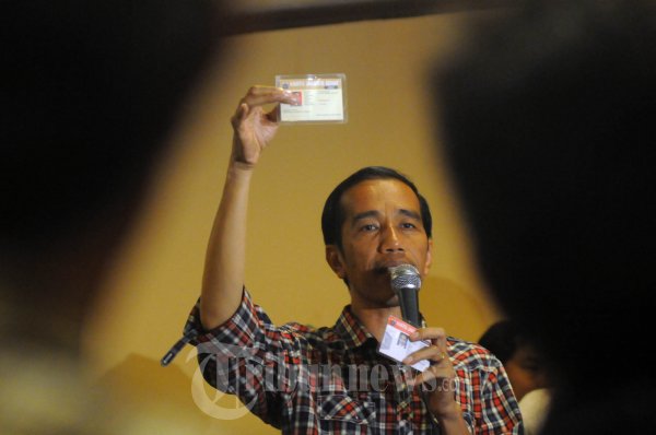 Jokowi Tunjukan Kartu Sehat dan Kartu Pintar
