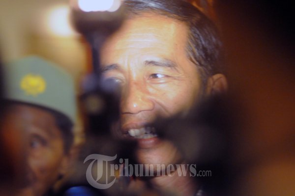 Jokowi Tunjukan Kartu Sehat dan Kartu Pintar