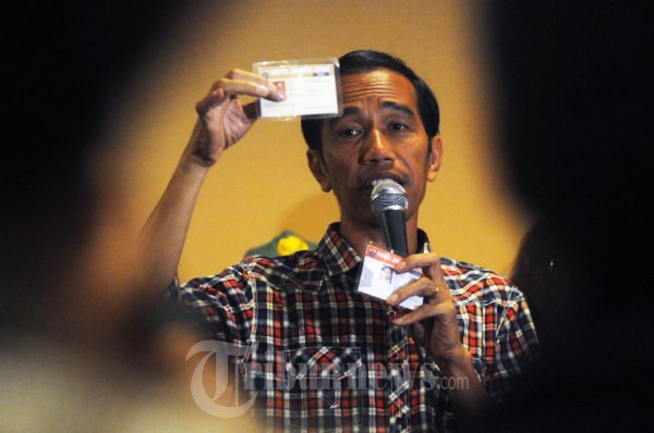 Jokowi Tunjukan Kartu Sehat dan Kartu Pintar