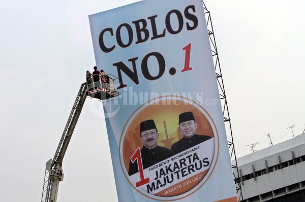 Turunkan Papan Reklame Fauzi-Nachrowi