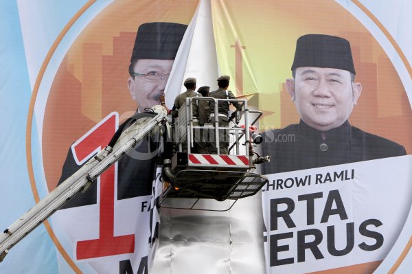 Turunkan Papan Reklame Fauzi-Nachrowi