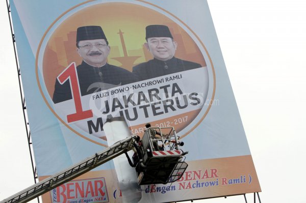 Turunkan Papan Reklame Fauzi-Nachrowi