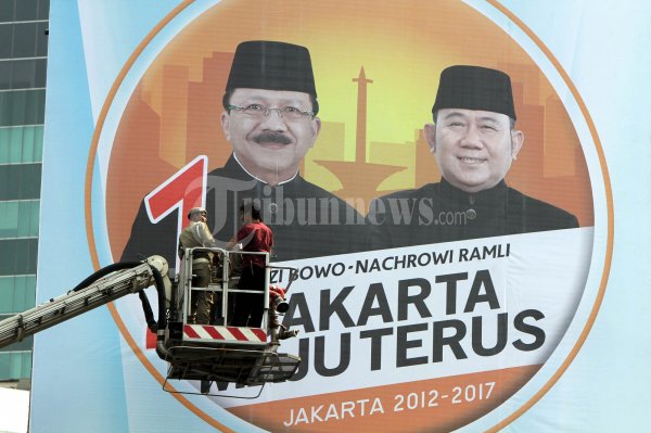 Turunkan Papan Reklame Fauzi-Nachrowi