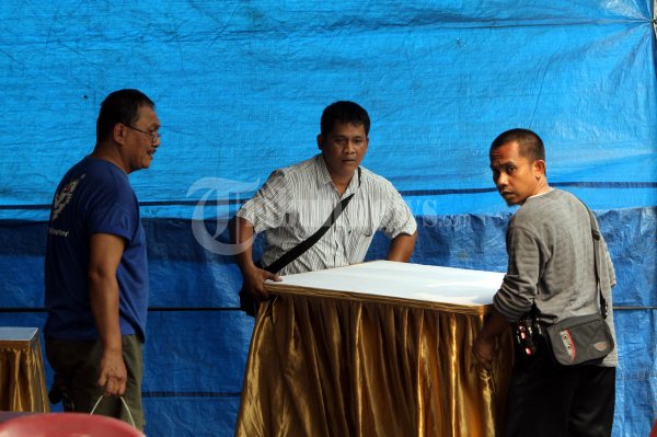 Warga Persiapkan TPS Pilkada DKI Jakarta