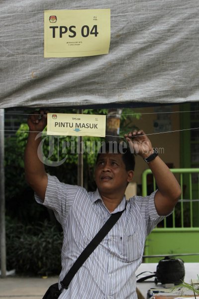 Warga Persiapkan TPS Pilkada DKI Jakarta
