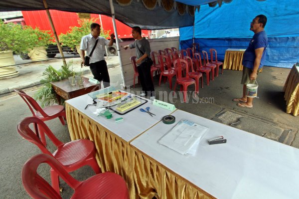 Warga Persiapkan TPS Pilkada DKI Jakarta
