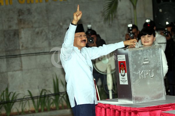 Fauzi Bowo dan Istri Nyoblos
