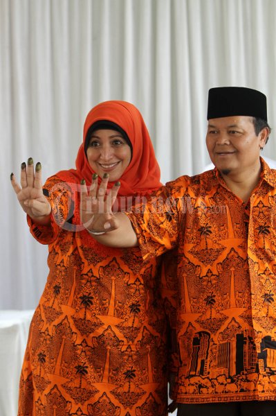 Hidayat Nurwahid dan Istri Mencoblos