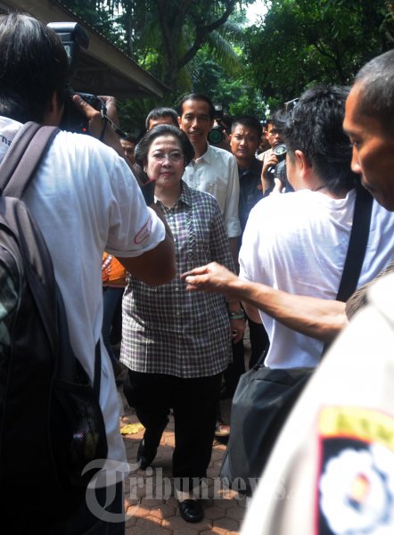 Jokowi Dampingi Megawati Ke TPS