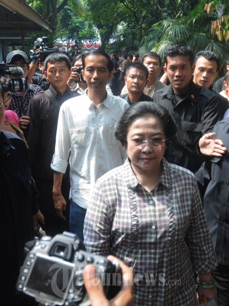 Jokowi Dampingi Megawati ke TPS