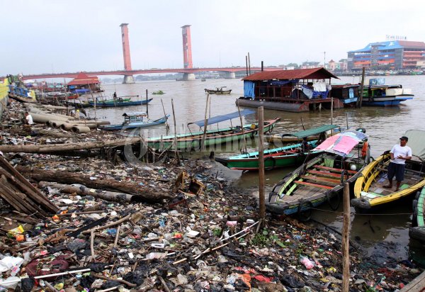 Sungai Musi Palembang Terkotori