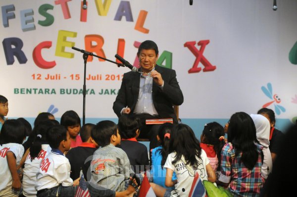 Hasyim Djojohadikusumo Mendongeng di Depan Anak Anak