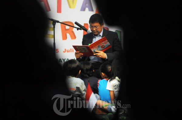 Hasyim Djojohadikusumo Mendongeng di Depan Anak Anak