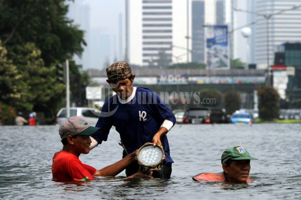 Perbaikan Lampu Air Mancur Bundaran HI