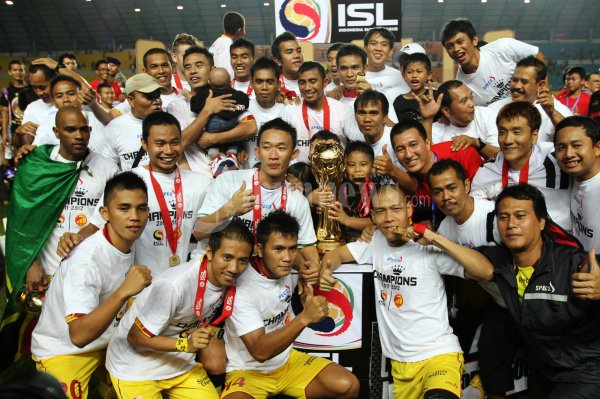 Para pemain dan official Sriwijaya FC merayakan kegembiraan usai mengalahkan ISL All Star dalam pertandingan Perang Bintang sekaligus menerima piala juara Indonesia Super League (ISL) di Stadion Gelora Sriwijaya, Jakabaring, Palembang, Minggu (15/7/2012). Dalam pertandingan Perang Bintang itu Laskar Wong Kito berhasil mengalahkan ISL All Star dengan adu penalti. 