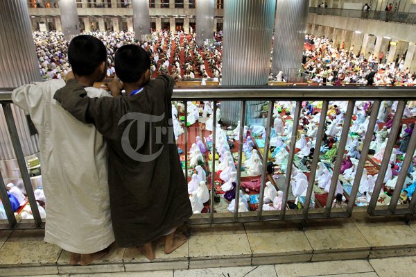 Shalat Tarawih Hari Pertama di Masjid Istiqlal