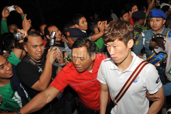 Park Ji Sung dan QPR Tiba Di Surabaya