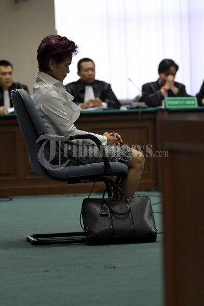 Miranda Goeltom Berdoa dalam Persidangan