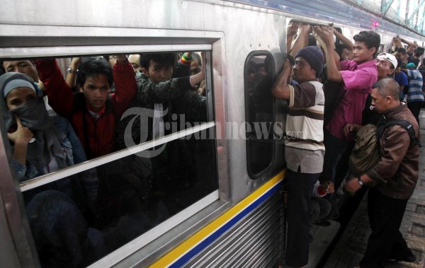 Penumpang Kereta Berjubel Jelang Maghrib
