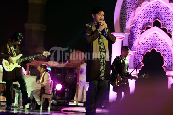 Grup band Ungu yang beranggotakan Pasha (penyanyi), Makki (bass), Enda (gitar), Oncy (gitar), dan Rowman (drum) tampil pada acara tabligh akbar 'Kemuliaan Ramadan RCTI' di Masjid Kubah Emas, Depok, Jawa Barat, Rabu (25/7/2012) malam. 