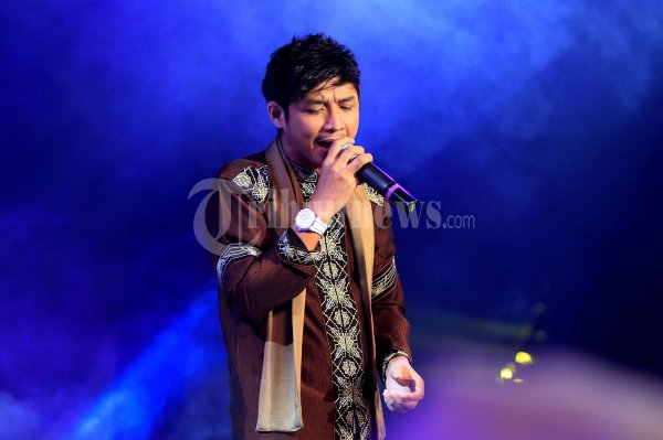 Grup band Ungu yang beranggotakan Pasha (penyanyi), Makki (bass), Enda (gitar), Oncy (gitar), dan Rowman (drum) tampil pada acara tabligh akbar 'Kemuliaan Ramadan RCTI' di Masjid Kubah Emas, Depok, Jawa Barat, Rabu (25/7/2012) malam. 