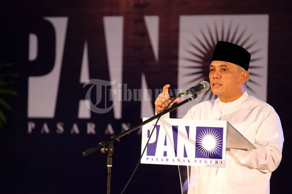 Ketua Umum Partai Amanat Nasional, Hatta Rajasa saat membuka Pasar Anak Negeri, yang digelar di Istora Senayan, Jakarta, Sabtu (28/7/2012). Dalam kesempatan tersebut Hatta Rajasa juga membagikan sembako bagi masyarakat di sekitar Senayan. 