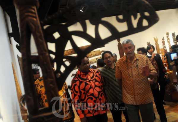 Menteri Lingkungan Hidup Buka Pameran Seni Ukir Kamoro