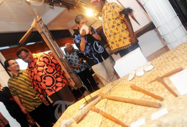Menteri Lingkungan Hidup Buka Pameran Seni Ukir Kamoro