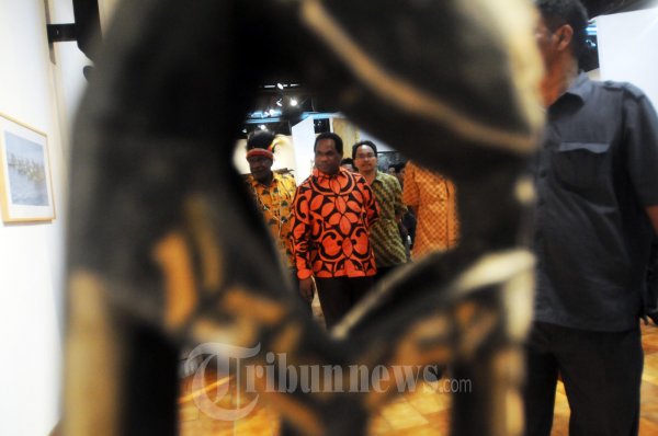 Menteri Lingkungan Hidup Buka Pameran Seni Ukir Kamoro