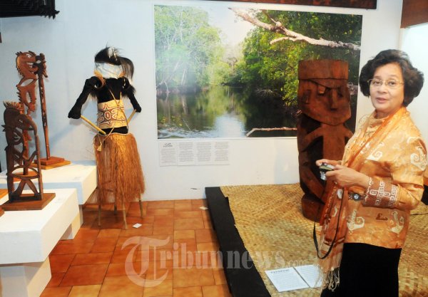 MEUTIA HATTA KUNGJUNGI PAMERAN KAMORO: Mantan Meneg Peranan Perempuan Meutia Hatta, kunjungi Pameran Seni Ukir Kamoro salah satu icon seni rupa Papua, Selasa (31/7/2012) yang berlangsung di Bentara Budaya Jakarta (BBJ). 