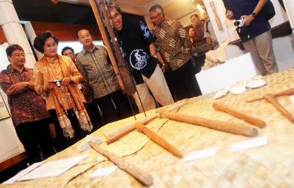 MEUTIA HATTA KUNGJUNGI PAMERAN KAMORO: Mantan Meneg Peranan Perempuan Meutia Hatta, kunjungi Pameran Seni Ukir Kamoro salah satu icon seni rupa Papua, Selasa (31/7/2012) yang berlangsung di Bentara Budaya Jakarta (BBJ). 