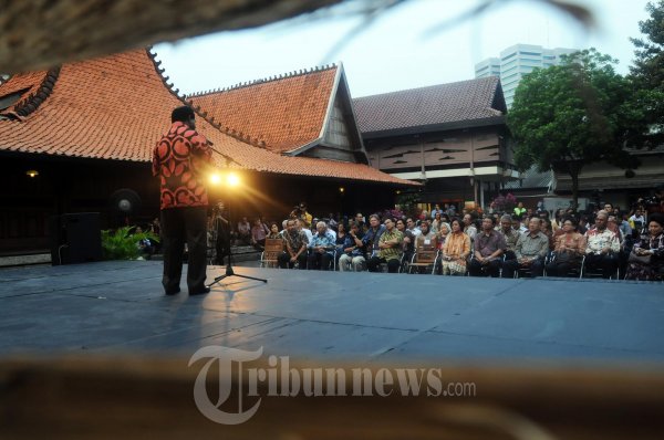 Tari Sari Sarung Setan Sambut Meneg LH