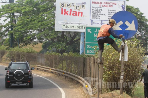 Perawatan Rambu Lalin di Tol Kebon Nanas