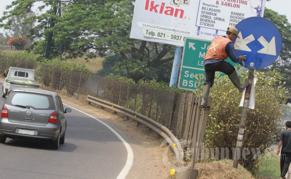 Perawatan Rambu Lalin di Tol Kebon Nanas