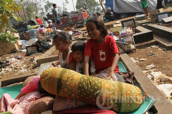 Mengungsi di Kuburan