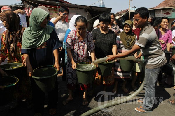 Korban Kebakaran Antre Air Bersih