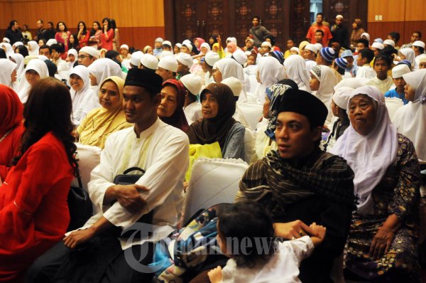 Menag RI dan IWAPI Beri Santunan Buat Anak Yatim dan Dhuafa
