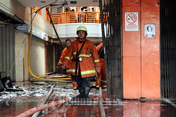 Lantai Tiga Plaza Glodok Terbakar