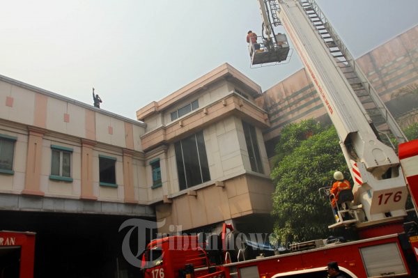 Lantai Tiga Plaza Glodok Terbakar