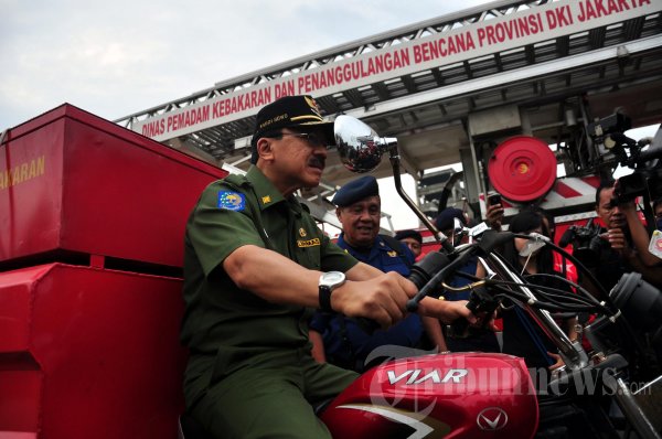 Foke Naik Motor Pemadam Kebakaran