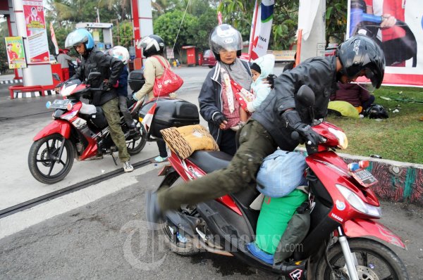 Mudik Bersepeda Motor Bawa Istri dan Anak