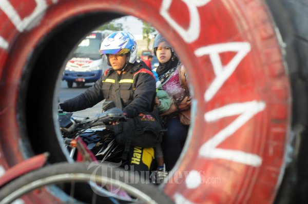 Mudik Bersepeda Motor Bersama Istri dan Anak