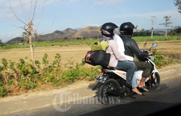 Mudik Bersepeda Motor Bersama Istri dan Anak