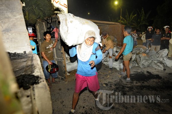 Truk Batu Bara Terbalik